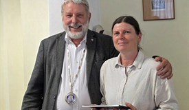Jeannette Kirst bei ihrer Clubaufnahme mit Präsident Andreas Bednarek