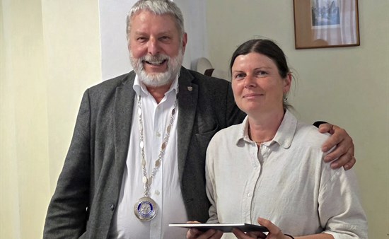 Jeanette Kirst bei ihrer Clubaufnahme mit Präsident Andreas Bednarek
